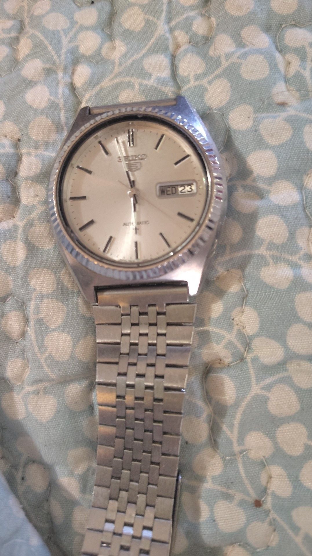Vintage Seiko 5 Automatic 70098910 Silver Dial Fluted Bezel DayDate Watch